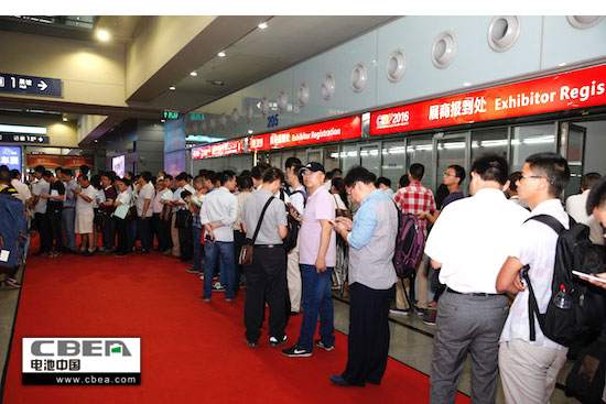 1464063803496047376.jpg 觀眾入場.jpg