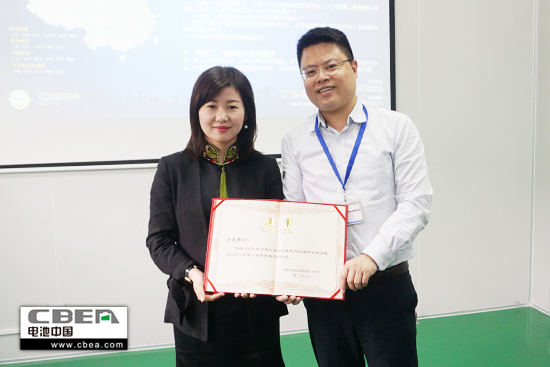 1492072716853069856.jpg 張總向蔡惠群頒發(fā)證書.jpg