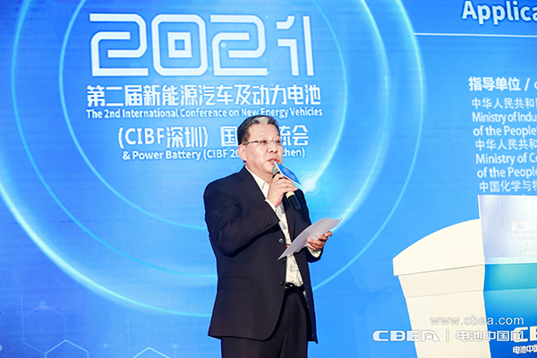 圖為風(fēng)帆有限責(zé)任公司董事長李勇主持“高能量密度軟包電池應(yīng)用前景”主題論壇