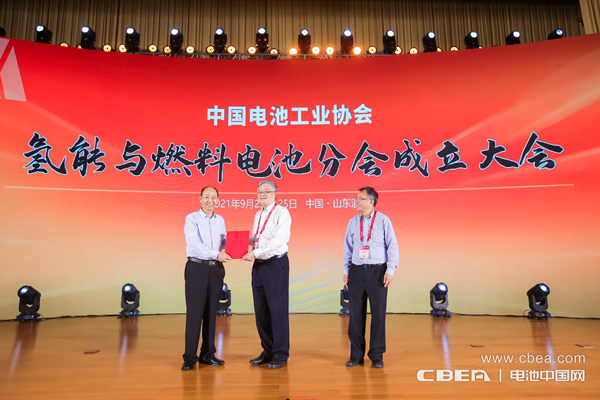 中國(guó)電池工業(yè)協(xié)會(huì)劉寶生理事長(zhǎng)為分會(huì)專家代表頒發(fā)聘書