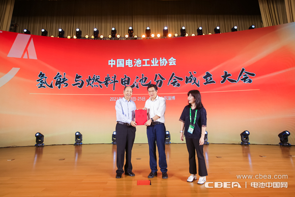 中國(guó)電池工業(yè)協(xié)會(huì)劉寶生理事長(zhǎng)為分會(huì)專家代表頒發(fā)聘書