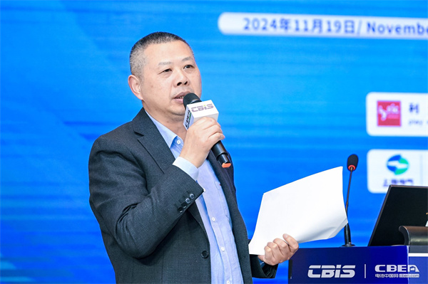 動力電池應(yīng)用分會副秘書長/電池中國網(wǎng)總編輯張守國主持本場論壇