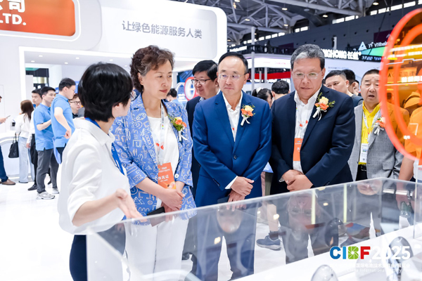 圖為電源行業(yè)協(xié)會領導和協(xié)會理事會部分成員代表參觀CIBF2025