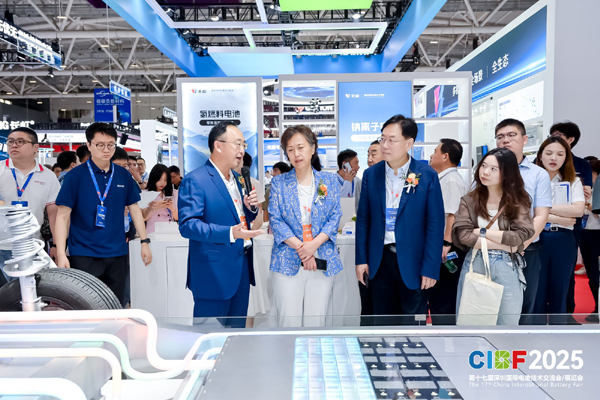 圖為電源行業(yè)協(xié)會領導和協(xié)會理事會部分成員代表參觀CIBF2025