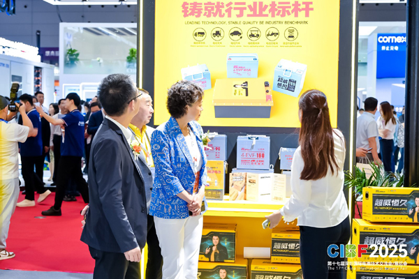 圖為電源行業(yè)協(xié)會領導和協(xié)會理事會部分成員代表參觀CIBF2025