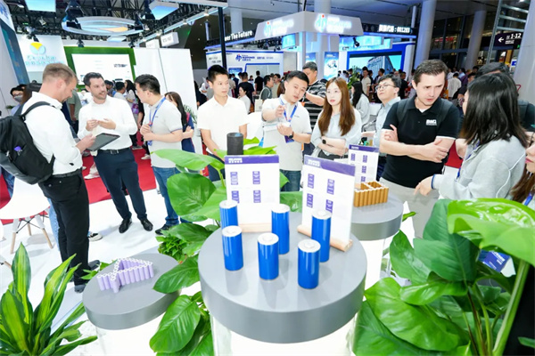 「極耳無界 能量登峰」發(fā)布會(huì)圓滿落幕：睿恩21700-6Ah電池全球首發(fā)，攜手蔡司共繪質(zhì)量新篇章